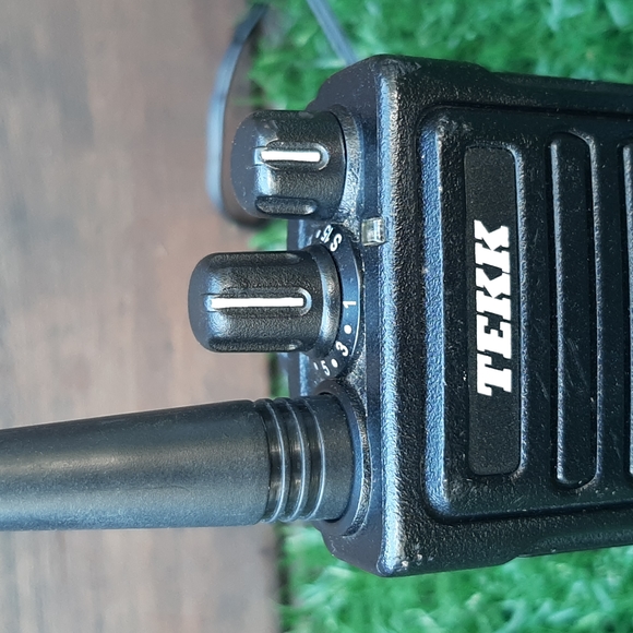 TEKK  X-700 UHF handheld portable radio - Picture 2 of 8
